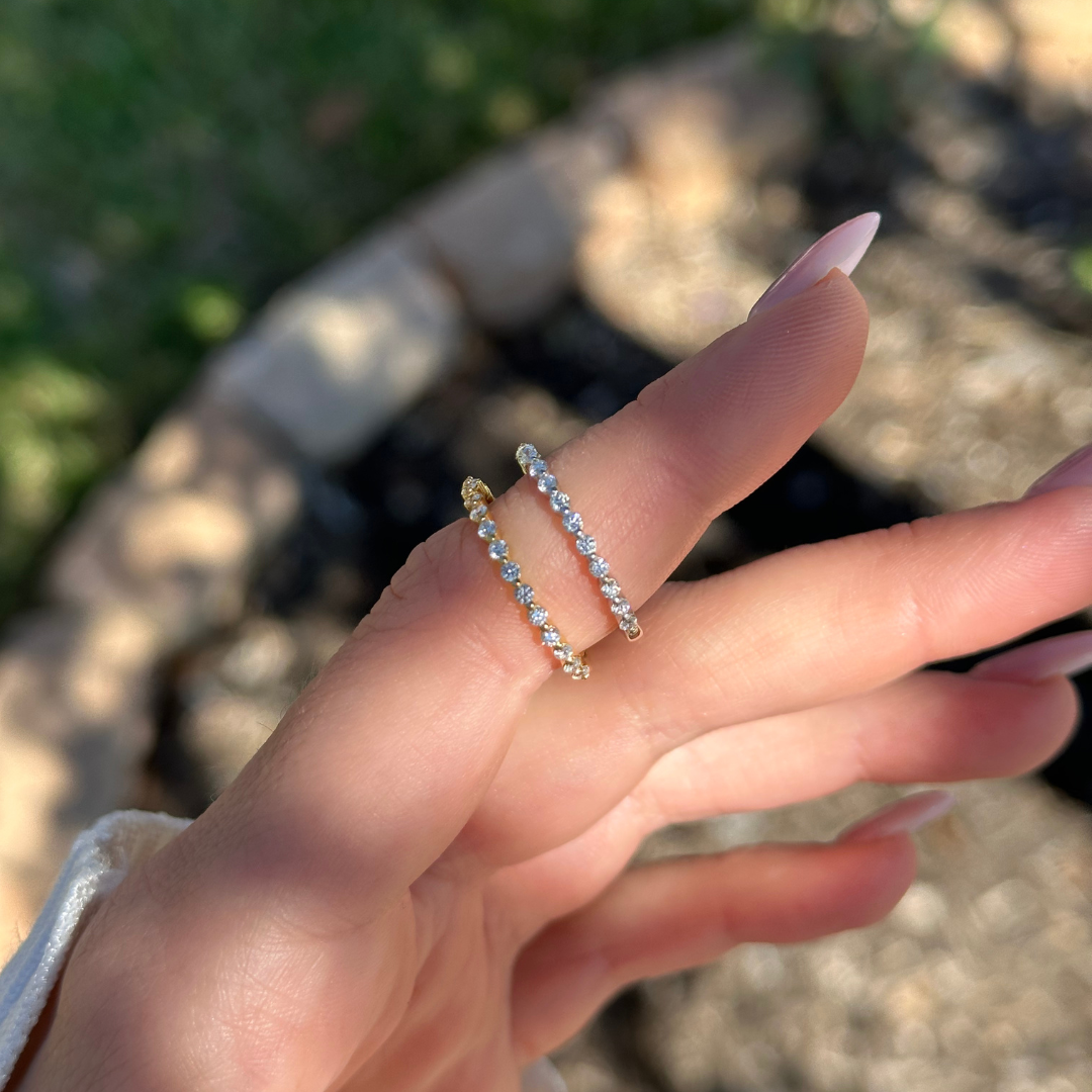 The Eva Single Shared Prong Wedding Band